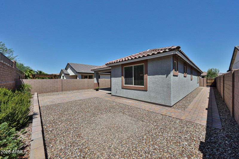 Spacious Side Yard