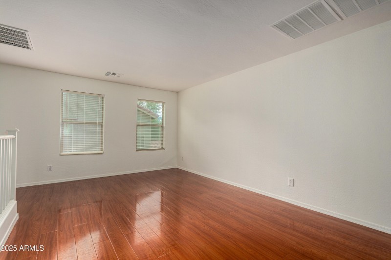 33 Jamestown