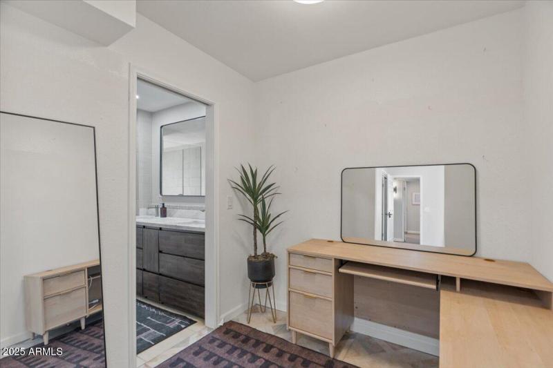 39-Bedroom 3 closet