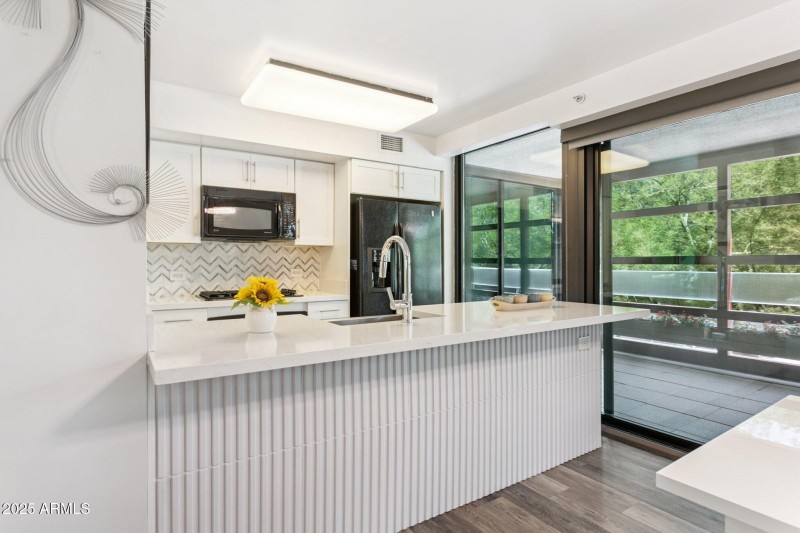 6-web-or-mls-4808-n-24th-st-unit-208