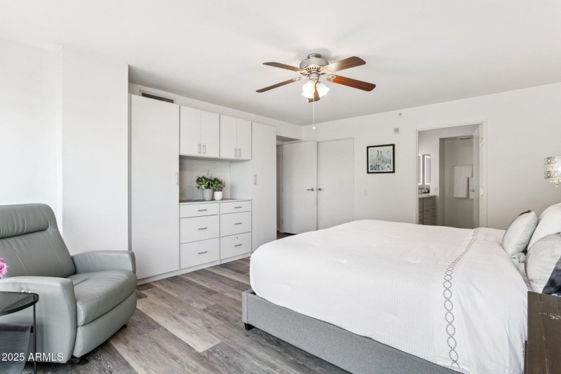 17-web-or-mls-4808-n-24th-st-unit-208