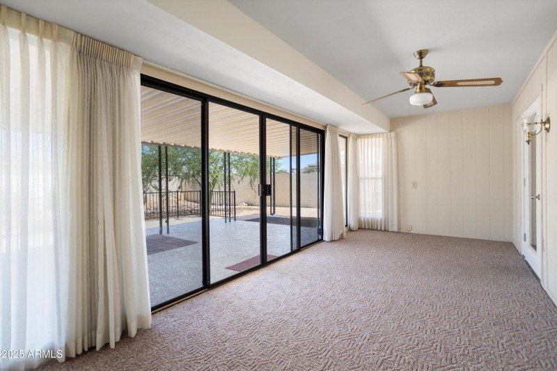 Flexible enclosed Patio Room