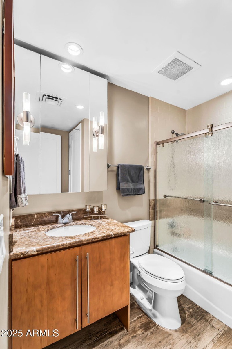 Full bathroom #2