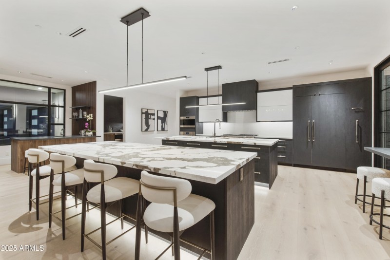 Kitchen & Bar