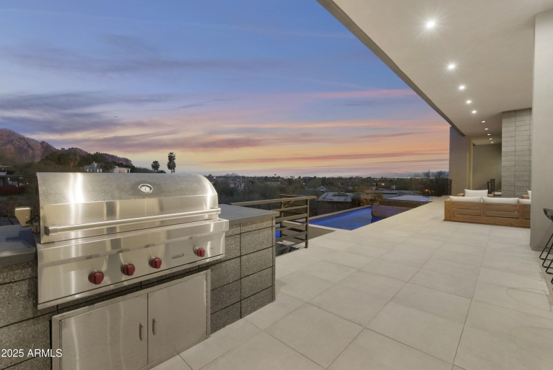 Wolf Grill & View