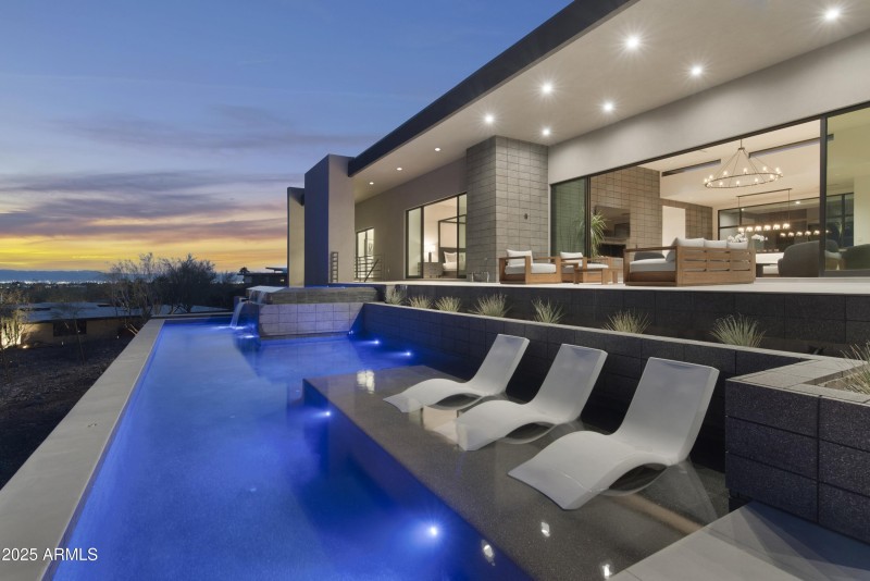 Pool & Jacuzzi