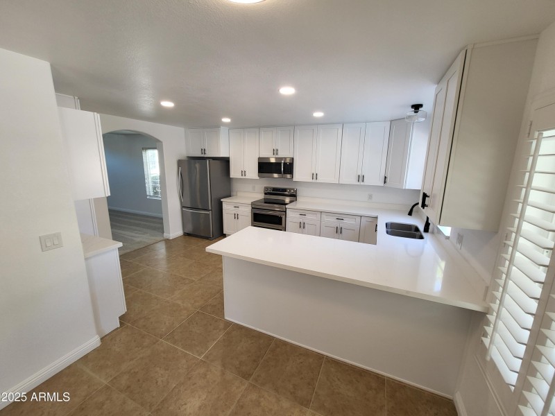 LR TO KITCHEN COUNTER BAR