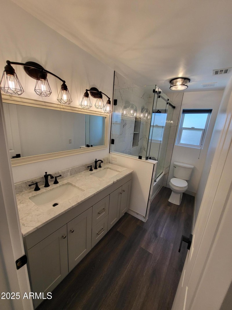 UPSTAIRS FULL BATH W/DUAL SINK CABINETS