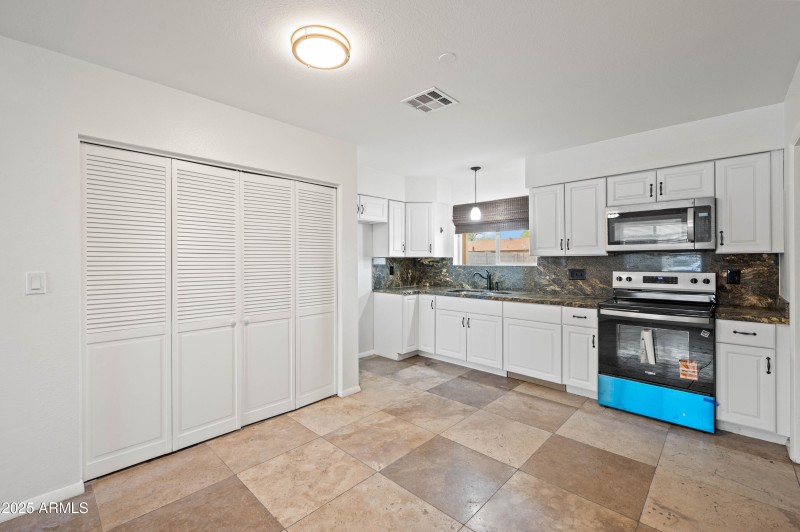 2946 W Villa Maria Dr Phoenix AZ 85053-1