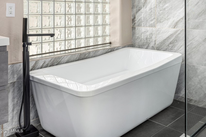 Spa-Like Freestanding Tub