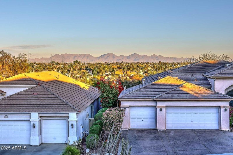 Front Balcony-Mountain View