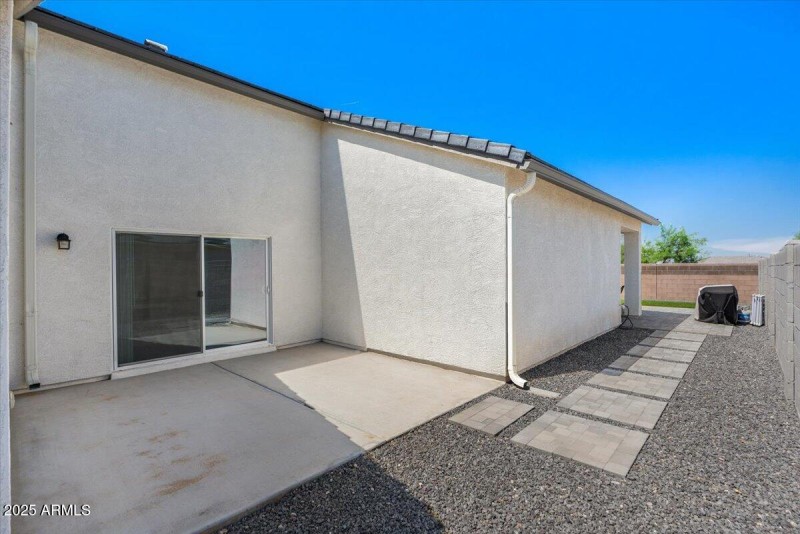 40-Side patio