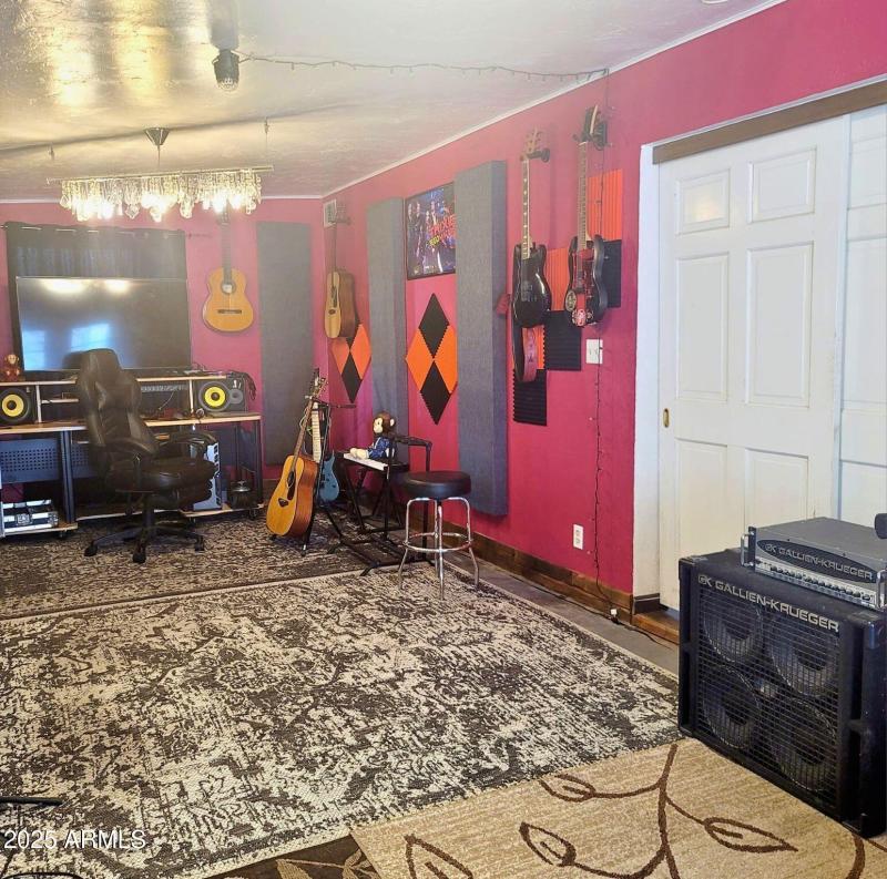 Studio (B)