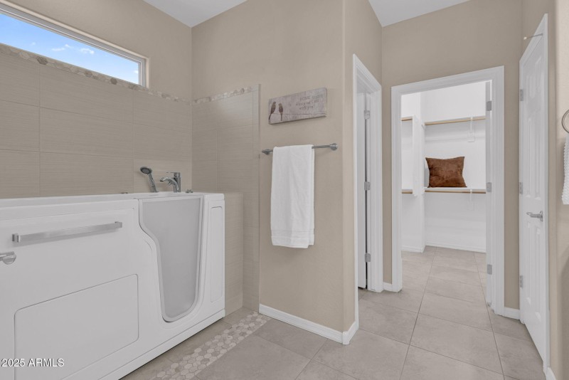 Therapeutic walk in tub