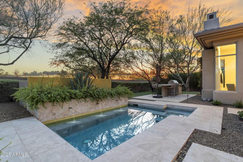 Sparkling Pool w/ Water Feature