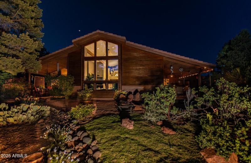 49-View-of-yard-at-dusk