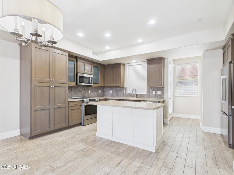 CAM02404G0-PR0130-STILL005