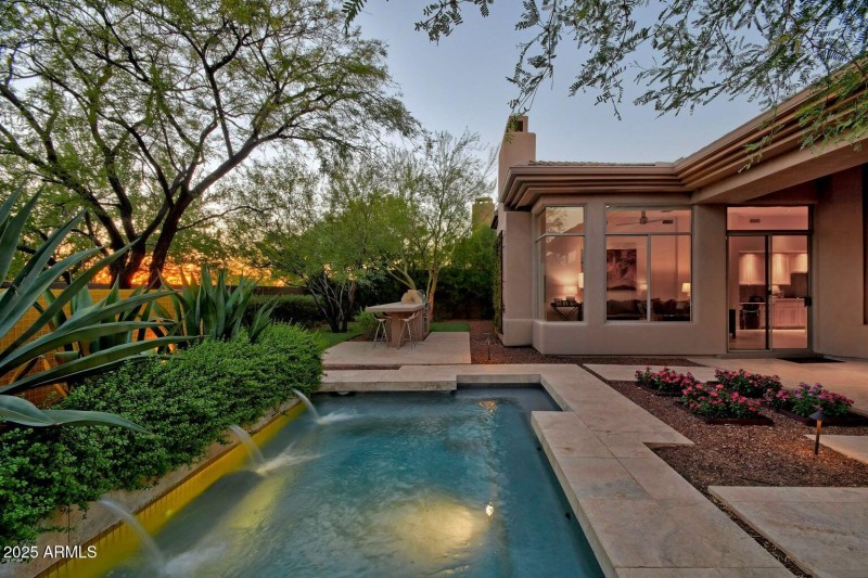 Pool w/ Water Feature