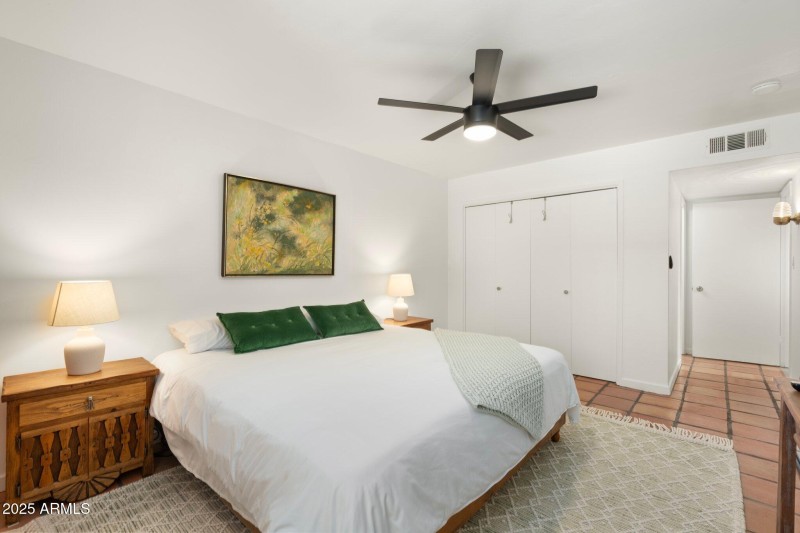 large-019602df-4c23-73bb-9b72-9d7d17e7d2