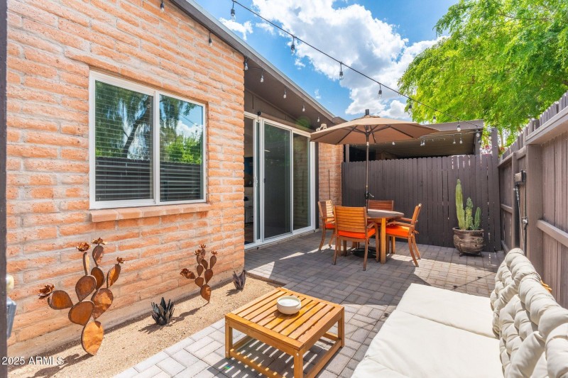 large-019602df-4f90-72cf-8c99-508b7b2857