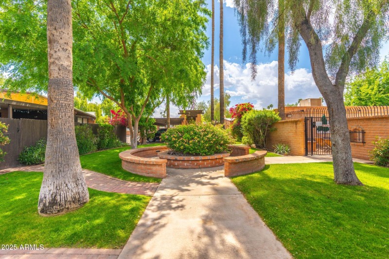 large-019602df-503a-7257-8b0f-a0af59c0f5