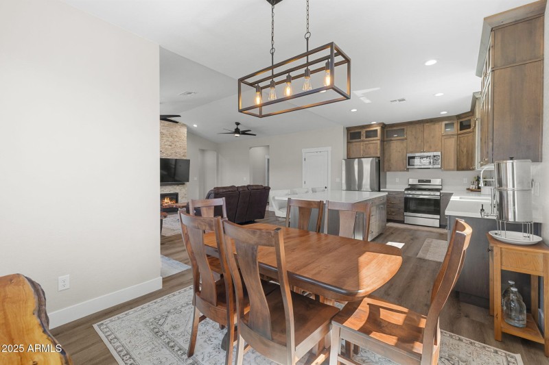 DINING 2 TORREY PINES DR
