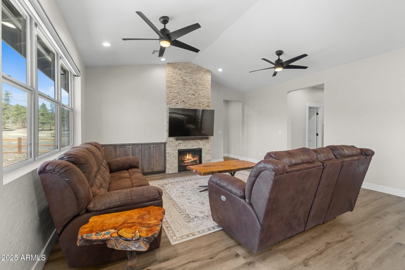 LIVING 2 TORREY PINES DR