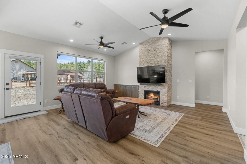 LIVING 1 TORREY PINES DR