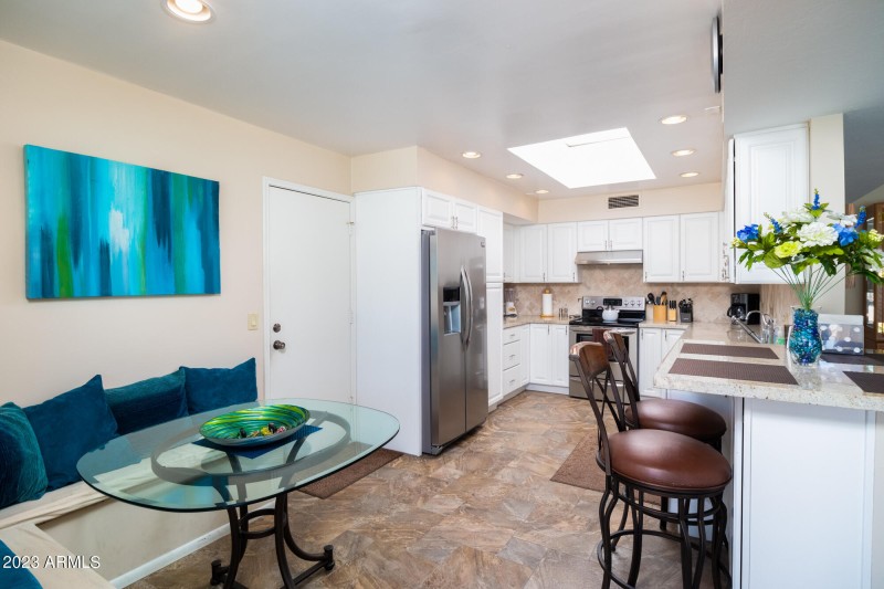 7270 E Loma Ln Kitchen Eat In