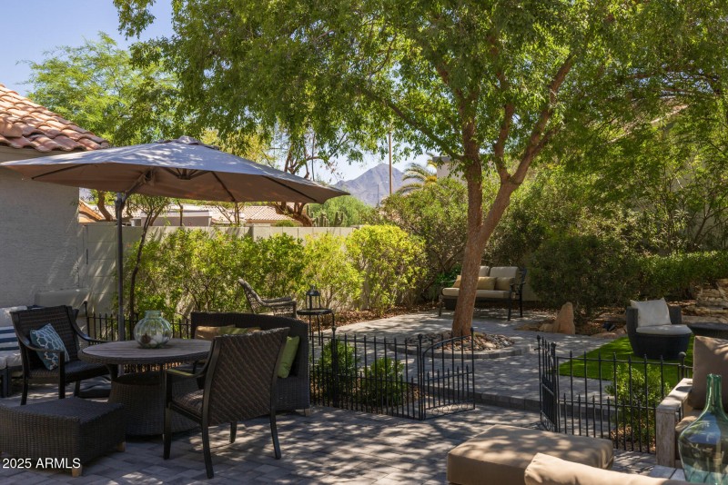 7)FRONT COURTYARD