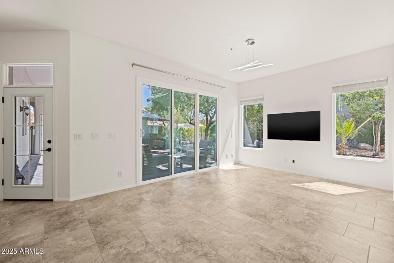 12)FORMAL LIVING