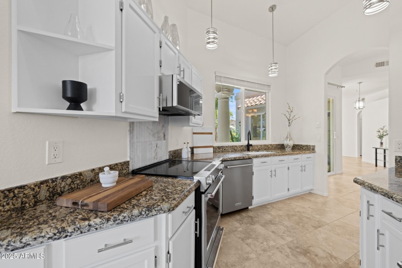 18)KITCHEN