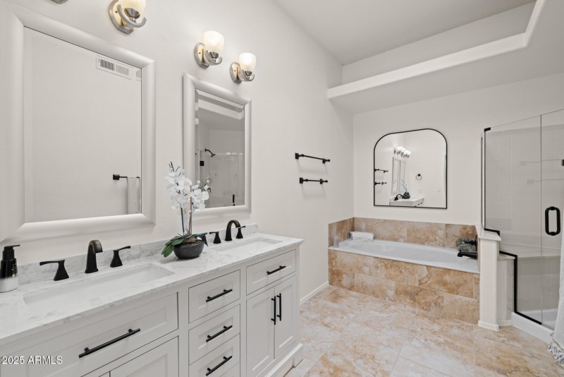 25)MASTER BATH