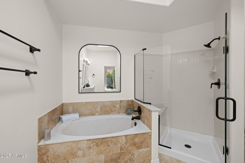 26)MASTER BATH