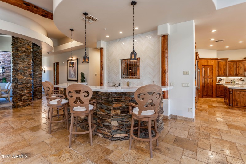 Bar to kitchen