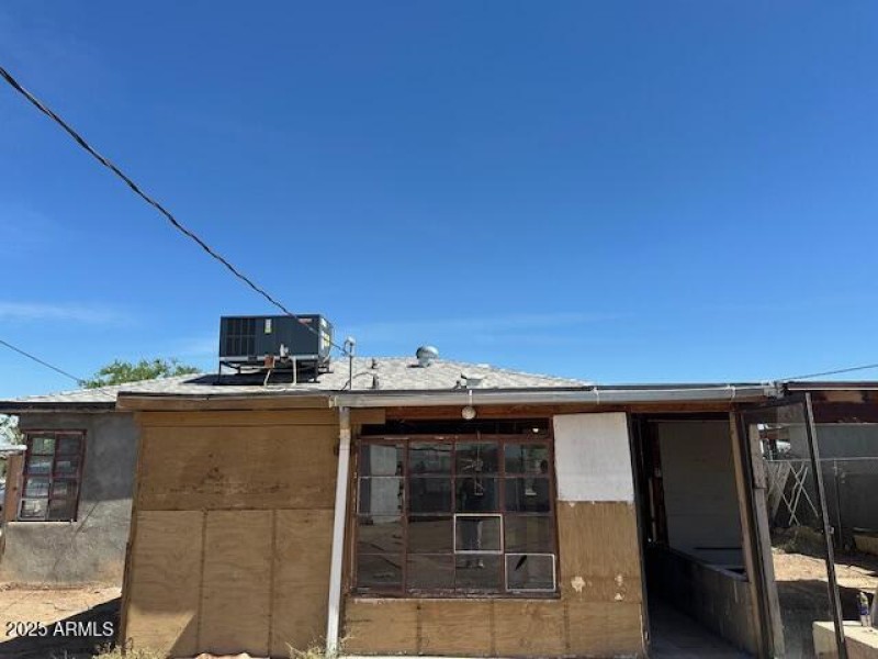 back of house wtih AC
