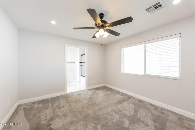 011-photo-main-bedroom-14652238