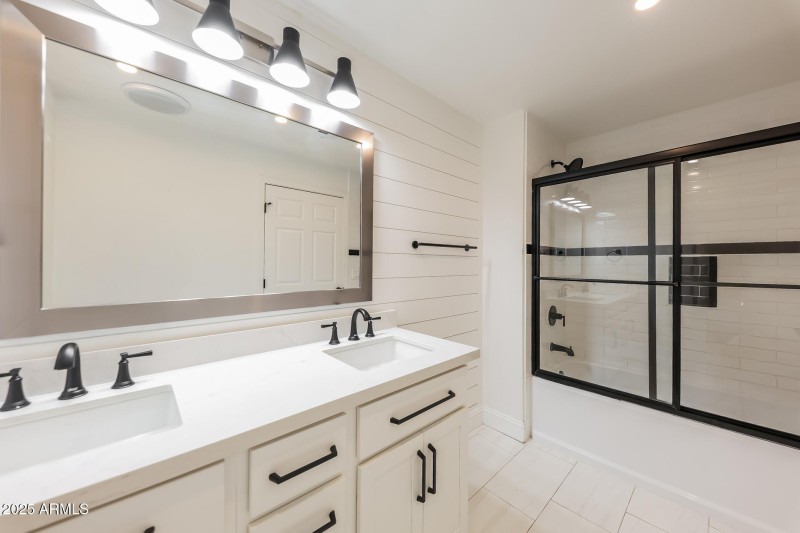013-photo-main-bathroom-14652240