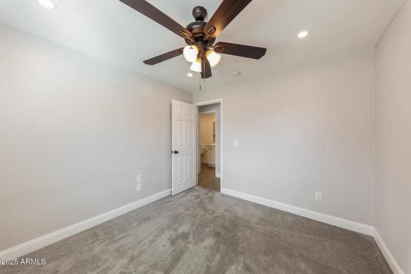 015-photo-bedroom-14652242