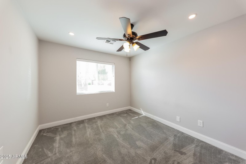016-photo-bedroom-14652244