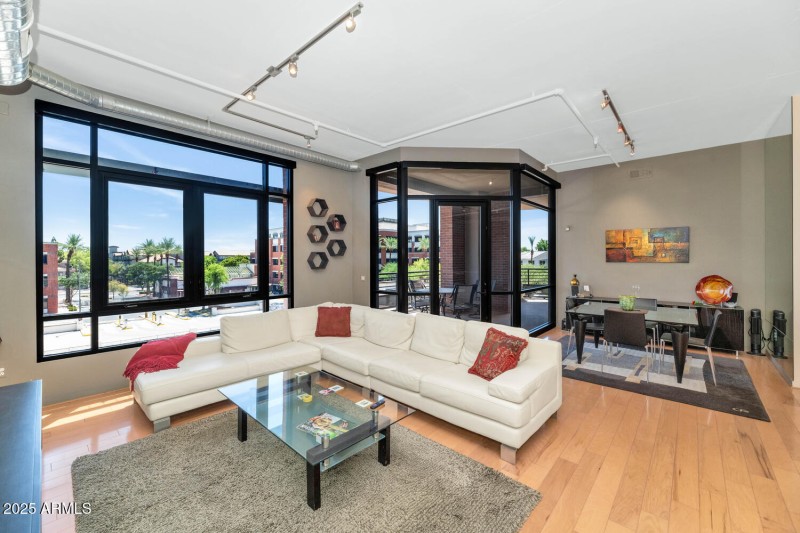 7301 E 3rd Ave-large-006-018-TOD4895-150