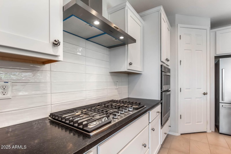 Gas range backsplash up close