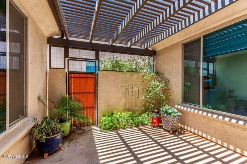 Side courtyard 1
