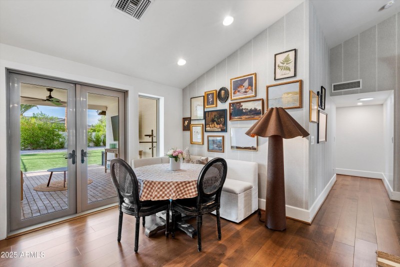 13-Breakfast Nook