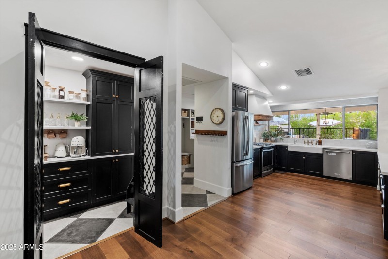 21-Walk-In Pantry