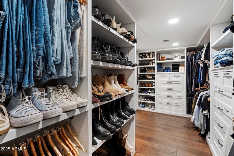 28-Walk-In Closet