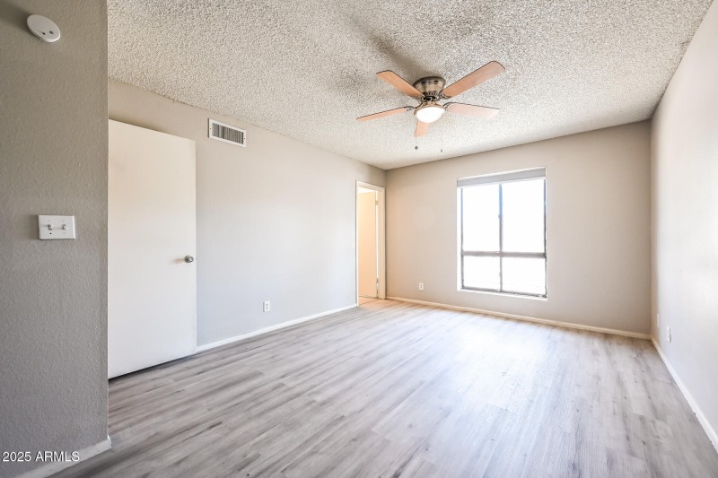 012-photo-main-bedroom-14680065