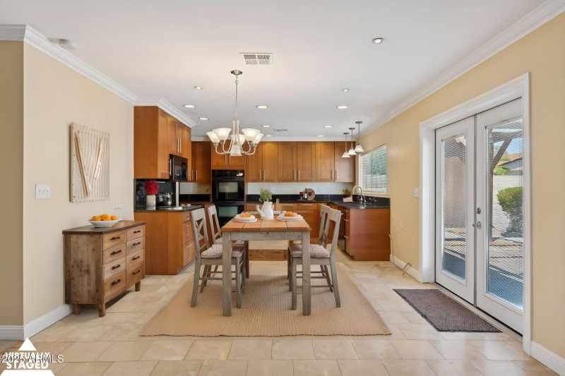 Kitchen dining