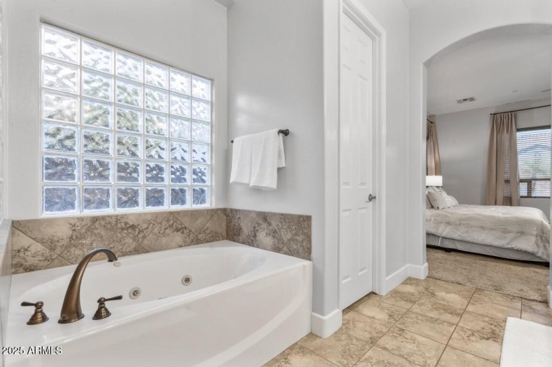 Tub w/ jets