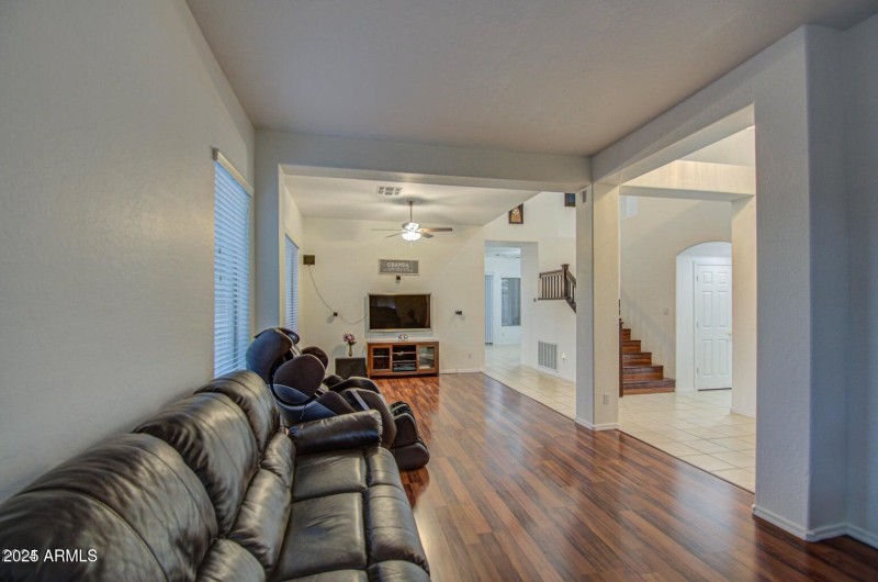 218 E SUNBURST LN